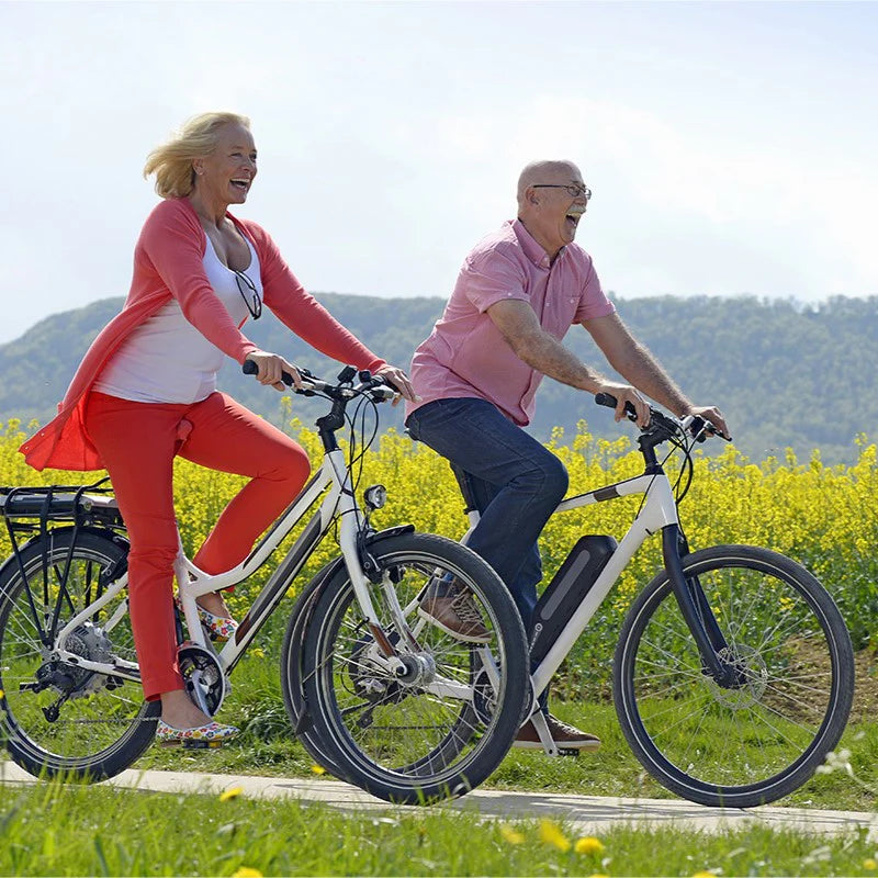 2 ältere Menschen fahren aktiv Fahrrad - ohne Gelenkschmerzen