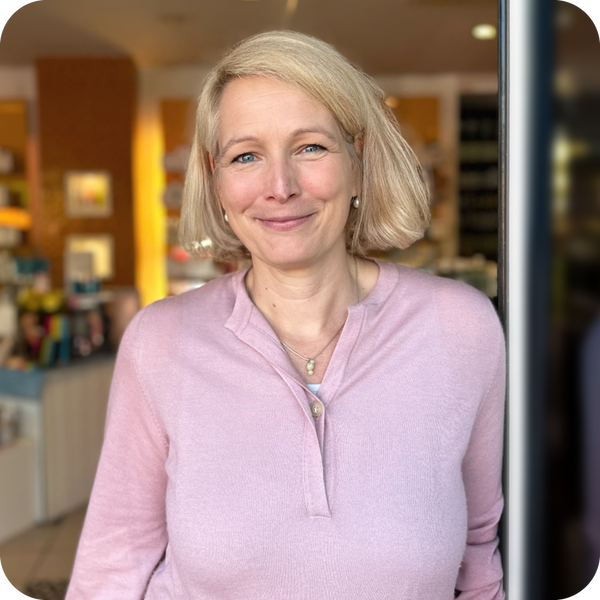 Das Bild zeigt eine Apothekerin, Claudia Schneider, die die zunehmende Bedeutung von ganzheitlicher Gesundheit und Mikronährstoffen in der Apothekenberatung hervorhebt. Sie betont die zentrale Rolle von Kollagen für Haut, Gefäße und Organe.